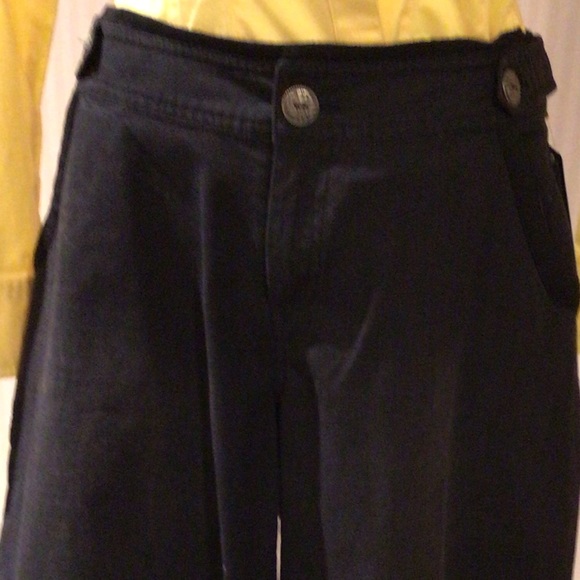 Black Capri with side and back pockets - Picture 3 of 5